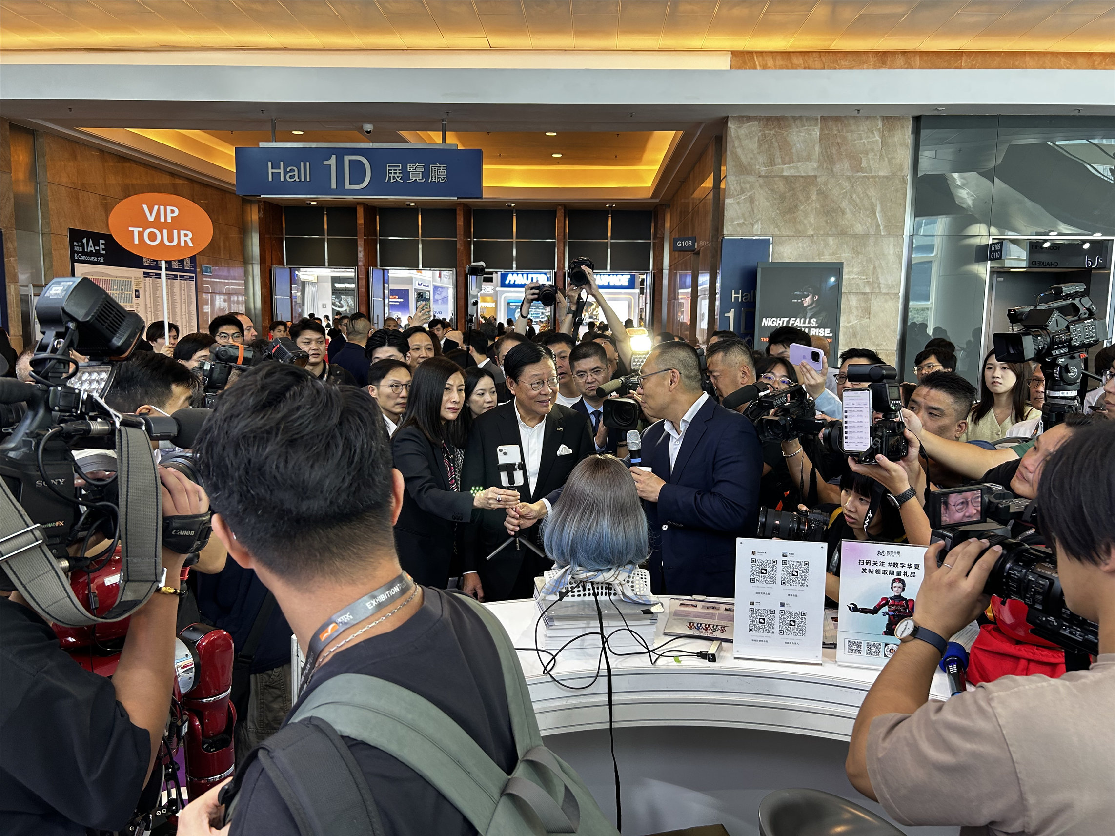 直击数字国际首展：新一代夏澜仿生头成展位流量王，香港贸发局主席看了都说好！